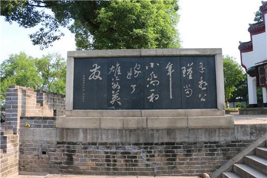 һ��Ů����������� �Ž��й�֮С��Ĺ